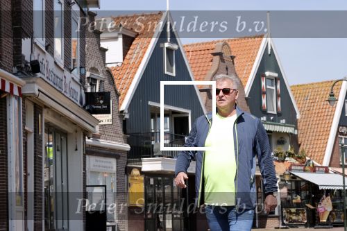 Volendam 23 april 2020
Jan Keizer wandelend op een lege dijk in Volendam ivm de coronacrisis.