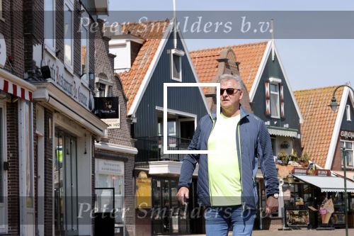Volendam 23 april 2020
Jan Keizer wandelend op een lege dijk in Volendam ivm de coronacrisis.