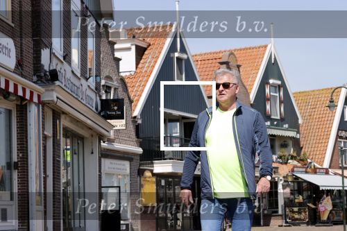 Volendam 23 april 2020
Jan Keizer wandelend op een lege dijk in Volendam ivm de coronacrisis.
