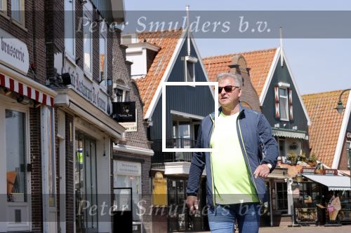Volendam 23 april 2020
Jan Keizer wandelend op een lege dijk in Volendam ivm de coronacrisis.
