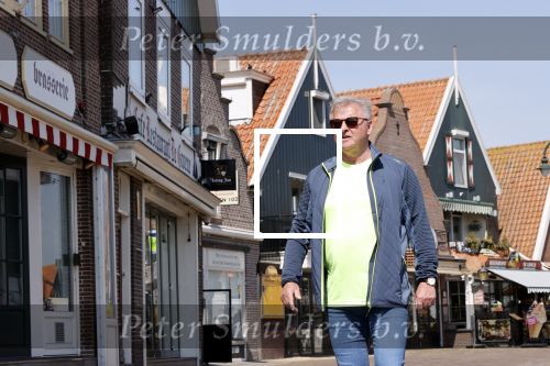 Volendam 23 april 2020
Jan Keizer wandelend op een lege dijk in Volendam ivm de coronacrisis.