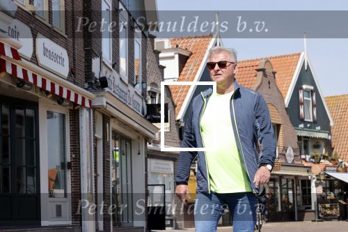 Volendam 23 april 2020
Jan Keizer wandelend op een lege dijk in Volendam ivm de coronacrisis.