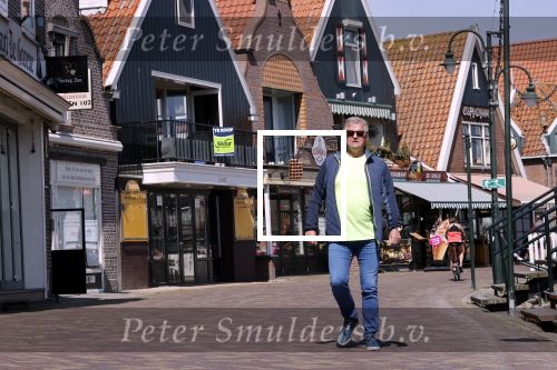 Volendam 23 april 2020
Jan Keizer wandelend op een lege dijk in Volendam ivm de coronacrisis.