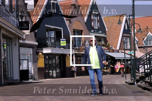 Volendam 23 april 2020
Jan Keizer wandelend op een lege dijk in Volendam ivm de coronacrisis.