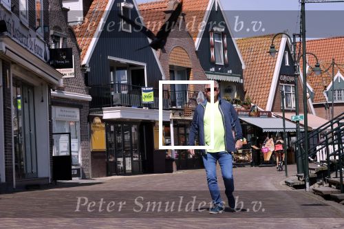 Volendam 23 april 2020
Jan Keizer wandelend op een lege dijk in Volendam ivm de coronacrisis.