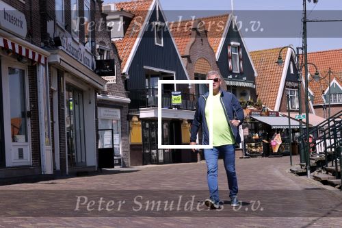 Volendam 23 april 2020
Jan Keizer wandelend op een lege dijk in Volendam ivm de coronacrisis.