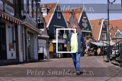 Volendam 23 april 2020
Jan Keizer wandelend op een lege dijk in Volendam ivm de coronacrisis.