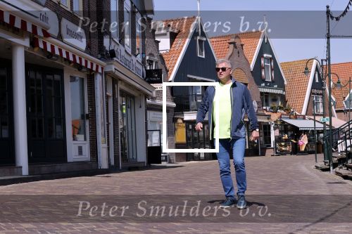 Volendam 23 april 2020
Jan Keizer wandelend op een lege dijk in Volendam ivm de coronacrisis.