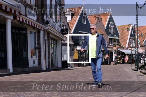 Volendam 23 april 2020
Jan Keizer wandelend op een lege dijk in Volendam ivm de coronacrisis.