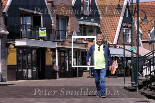 Volendam 23 april 2020
Jan Keizer wandelend op een lege dijk in Volendam ivm de coronacrisis.