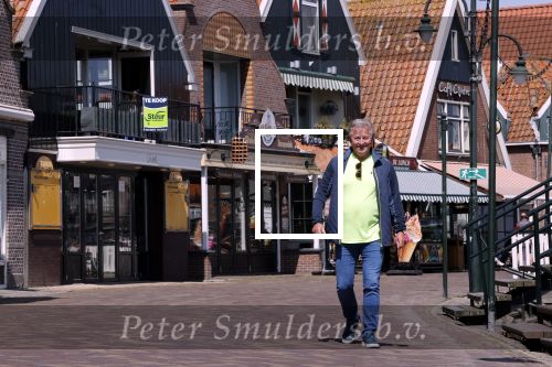 Volendam 23 april 2020
Jan Keizer wandelend op een lege dijk in Volendam ivm de coronacrisis.