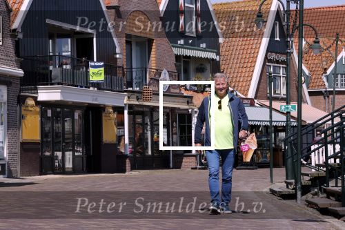 Volendam 23 april 2020
Jan Keizer wandelend op een lege dijk in Volendam ivm de coronacrisis.