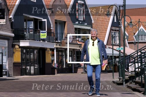 Volendam 23 april 2020
Jan Keizer wandelend op een lege dijk in Volendam ivm de coronacrisis.