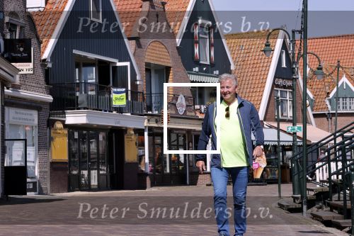 Volendam 23 april 2020
Jan Keizer wandelend op een lege dijk in Volendam ivm de coronacrisis.