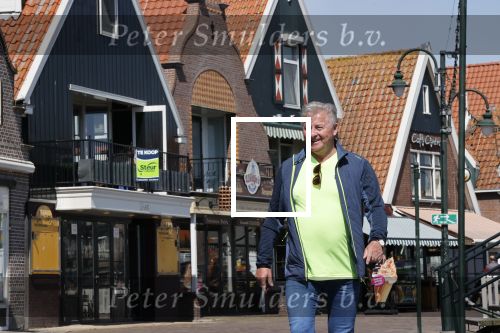 Volendam 23 april 2020
Jan Keizer wandelend op een lege dijk in Volendam ivm de coronacrisis.