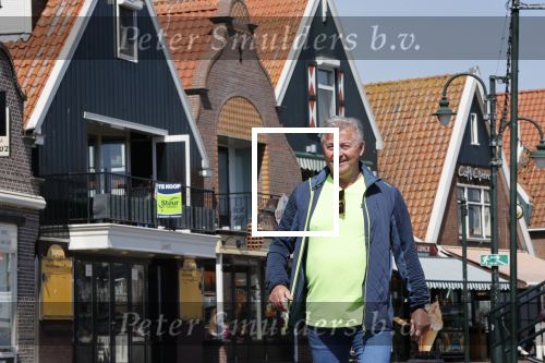 Volendam 23 april 2020
Jan Keizer wandelend op een lege dijk in Volendam ivm de coronacrisis.