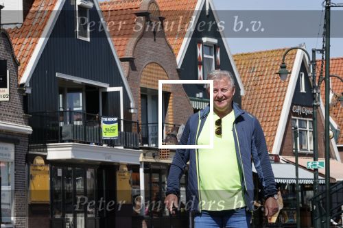 Volendam 23 april 2020
Jan Keizer wandelend op een lege dijk in Volendam ivm de coronacrisis.