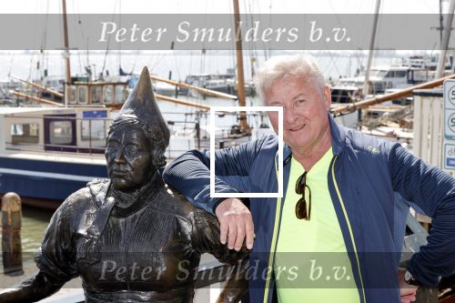 Volendam 23 april 2020
Jan Keizer wandelend op een lege dijk in Volendam ivm de coronacrisis.