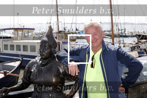 Volendam 23 april 2020
Jan Keizer wandelend op een lege dijk in Volendam ivm de coronacrisis.