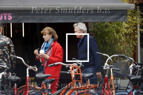 Amsterdam 25 april 2020
Tom Egbers en zijn  vrouw Janke Dekker halen samen een ijsje op de beethovenstraat