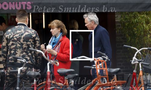 Amsterdam 25 april 2020
Tom Egbers en zijn  vrouw Janke Dekker halen samen een ijsje op de beethovenstraat