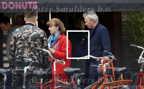 Amsterdam 25 april 2020
Tom Egbers en zijn  vrouw Janke Dekker halen samen een ijsje op de beethovenstraat