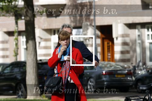 Amsterdam 25 april 2020
Tom Egbers en zijn  vrouw Janke Dekker halen samen een ijsje op de beethovenstraat