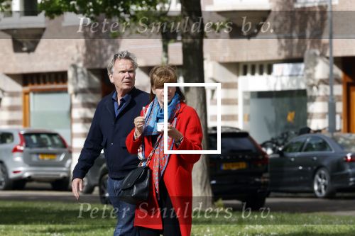 Amsterdam 25 april 2020
Tom Egbers en zijn  vrouw Janke Dekker halen samen een ijsje op de beethovenstraat