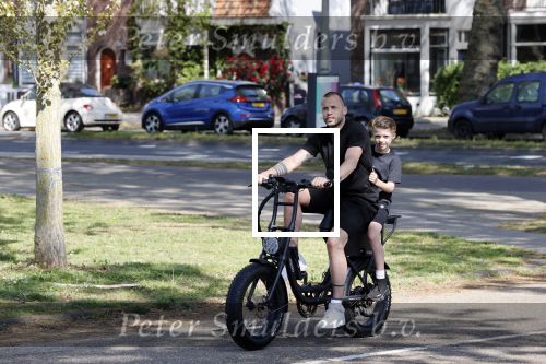 Amsterdam 24 april 2020
Johnny Heitinga en zijn zoon Lennox op een stoere coole electrische fiets , de doppio