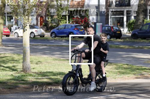 Amsterdam 24 april 2020
Johnny Heitinga en zijn zoon Lennox op een stoere coole electrische fiets , de doppio