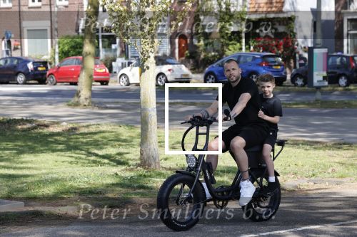 Amsterdam 24 april 2020
Johnny Heitinga en zijn zoon Lennox op een stoere coole electrische fiets , de doppio