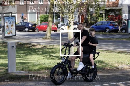Amsterdam 24 april 2020
Johnny Heitinga en zijn zoon Lennox op een stoere coole electrische fiets , de doppio