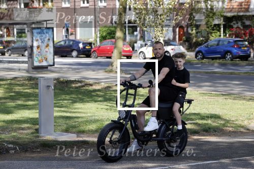 Amsterdam 24 april 2020
Johnny Heitinga en zijn zoon Lennox op een stoere coole electrische fiets , de doppio