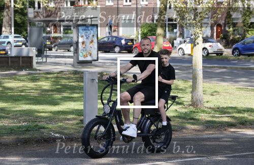 Amsterdam 24 april 2020
Johnny Heitinga en zijn zoon Lennox op een stoere coole electrische fiets , de doppio