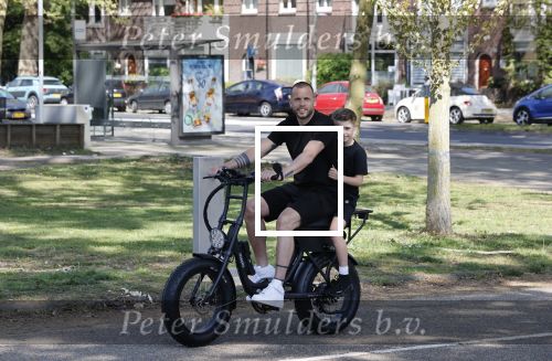 Amsterdam 24 april 2020
Johnny Heitinga en zijn zoon Lennox op een stoere coole electrische fiets , de doppio