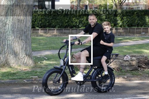 Amsterdam 24 april 2020
Johnny Heitinga en zijn zoon Lennox op een stoere coole electrische fiets , de doppio