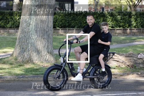 Amsterdam 24 april 2020
Johnny Heitinga en zijn zoon Lennox op een stoere coole electrische fiets , de doppio