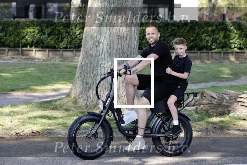 Amsterdam 24 april 2020
Johnny Heitinga en zijn zoon Lennox op een stoere coole electrische fiets , de doppio