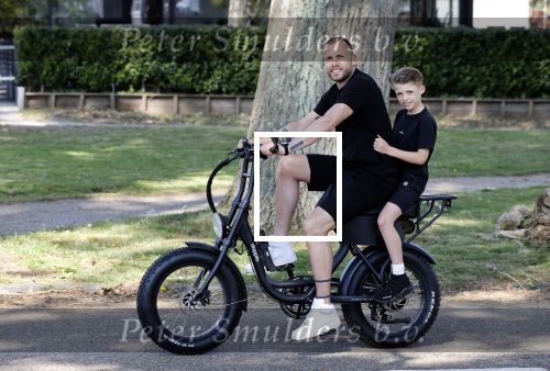 Amsterdam 24 april 2020
Johnny Heitinga en zijn zoon Lennox op een stoere coole electrische fiets , de doppio