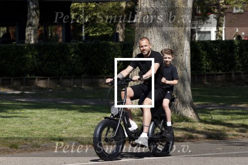 Amsterdam 24 april 2020
Johnny Heitinga en zijn zoon Lennox op een stoere coole electrische fiets , de doppio