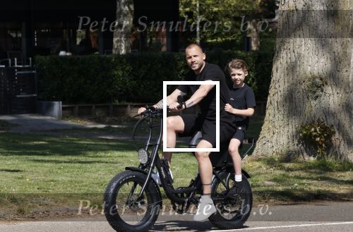 Amsterdam 24 april 2020
Johnny Heitinga en zijn zoon Lennox op een stoere coole electrische fiets , de doppio