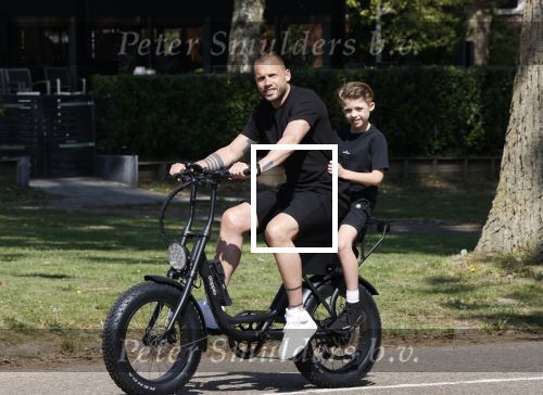 Amsterdam 24 april 2020
Johnny Heitinga en zijn zoon Lennox op een stoere coole electrische fiets , de doppio