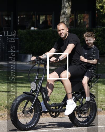 Amsterdam 24 april 2020
Johnny Heitinga en zijn zoon Lennox op een stoere coole electrische fiets , de doppio