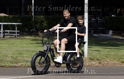 Amsterdam 24 april 2020
Johnny Heitinga en zijn zoon Lennox op een stoere coole electrische fiets , de doppio