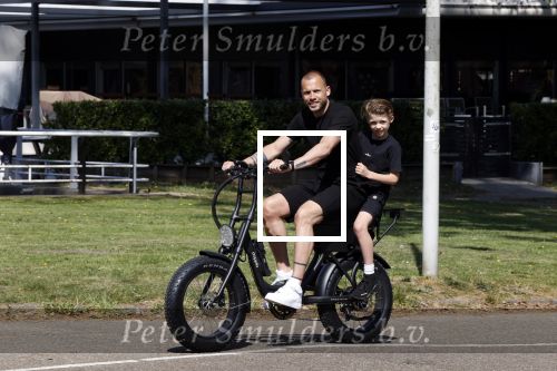 Amsterdam 24 april 2020
Johnny Heitinga en zijn zoon Lennox op een stoere coole electrische fiets , de doppio
