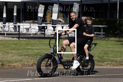Amsterdam 24 april 2020
Johnny Heitinga en zijn zoon Lennox op een stoere coole electrische fiets , de doppio