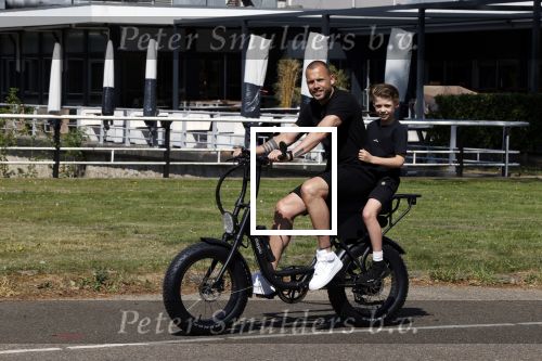 Amsterdam 24 april 2020
Johnny Heitinga en zijn zoon Lennox op een stoere coole electrische fiets , de doppio