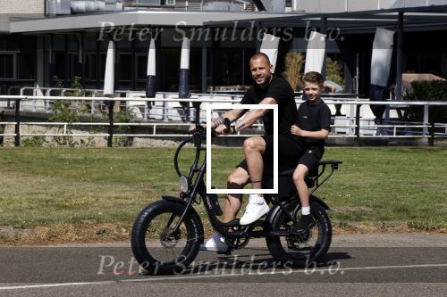 Amsterdam 24 april 2020
Johnny Heitinga en zijn zoon Lennox op een stoere coole electrische fiets , de doppio