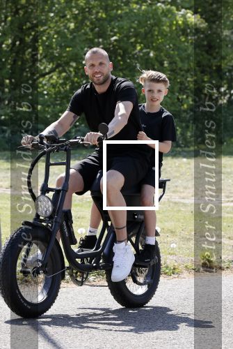 Amsterdam 24 april 2020
Johnny Heitinga en zijn zoon Lennox op een stoere coole electrische fiets , de doppio