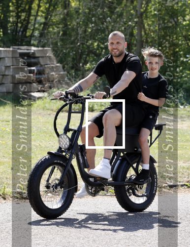 Amsterdam 24 april 2020
Johnny Heitinga en zijn zoon Lennox op een stoere coole electrische fiets , de doppio